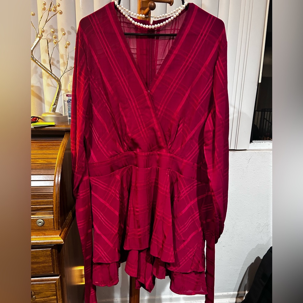 Elegant wine red romper.
NWOT.
See pics for measurements.
Stylish and sexy!